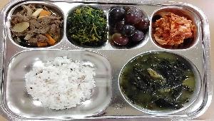 혼합곡밥 (5),생일축하미역국 (5.6.16),깻순나물 (5.6),한우버섯불고기 (5.6.13.16),배추김치 (9),포도 
 ,