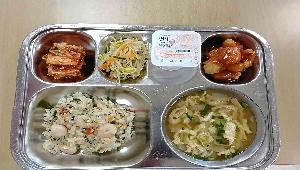 중국식볶음밥 (1.2.5.6.9.10.13.15.16.18),달걀장국 (1.5.6),콩나물볶음 (5.6),깐쇼새우 (1.5.6.9.12.13),배추김치 (9),하루요거트 (2)
 ,