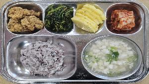 흑미밥 ,몽글순두부탕 (5.6),참나물고추장무침 (5.6),뿌링클치킨 (2.5.6.15),배추김치 (9),골드파인애플 
 ,