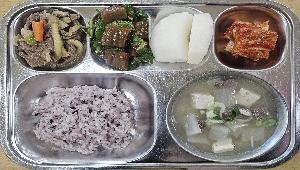 흑미밥 ,한우뭇국 (5.6.16),도토리묵무침 (5.6.13),배즙숙성간장불고기 (5.6.10.13),배추김치 (9),꿀배 
 ,