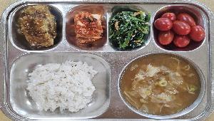 혼합곡밥 (5),양배추된장국 (5.6.8.9.18),삼치데리야끼 (5.6.13),잣시금치나물 (19),배추김치 (9),방울토마토 (12)
 ,