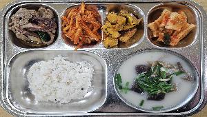 혼합곡밥 (5),순댓국(부추) (2.5.6.9.10.13),더덕무침 (5.6.13),주꾸미불고기 (5.6.10.13),섞박지 (9),고구마맛탕 (5.13)
 ,