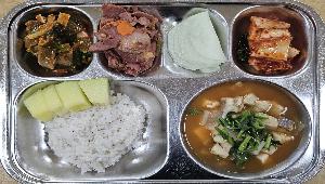 혼합곡밥 (5),동태찌개 (5.9.13),원주대파나물 (5.6),무쌈(선택식) ,훈제오리구이 (1.5.6.12.13),배추김치 (9),멜론 
 ,
