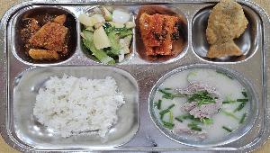 돼지국밥 (2.5.6.9.10),코다리조림(매콤) (5.6.13),사과오이무침 (5.6.13),총각김치 (9),단팥붕어빵 (1.2.5.6)
 ,