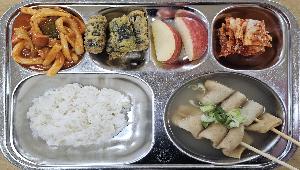 보리밥,꼬치어묵탕(1.5.6),밀떡볶이(1.2.5.6.10.15.16),김말이튀김(1.5.6.16),배추김치(9),상큼한사과
 ,